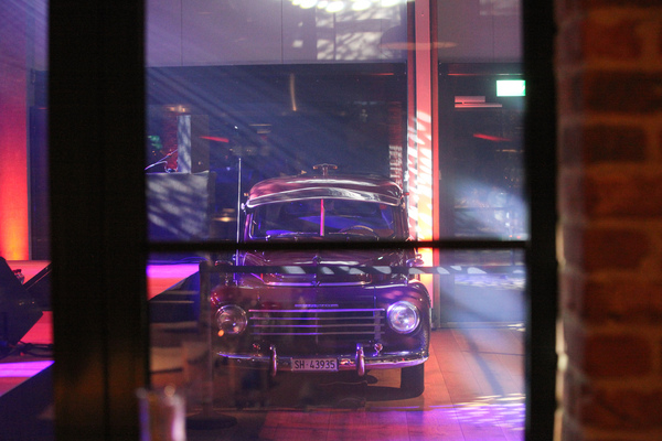 Der Volvo PV444 von 1952 im Eventraum der Autohalle Andelfingen