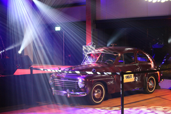 Bild: Der Volvo PV444 von 1952 vor der Showbühne an der Eröffnungsfeier der Autohalle