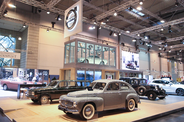Der Volvo-Stand mit dem PV444 im Vordergrund (Techno Classica 2017)