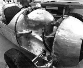 Der Vorderwagen mit Öltank und Fronthaube im Bau