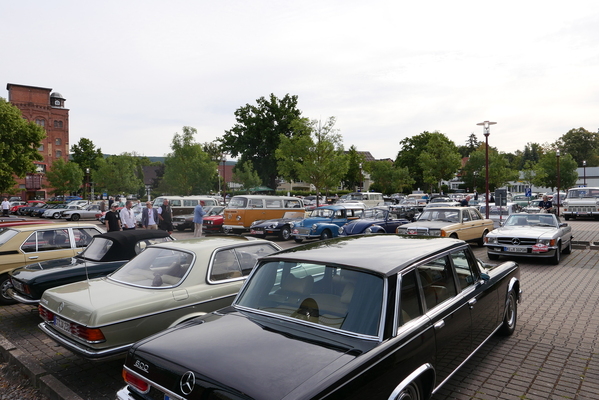 Der Vorstart aus anderer Perspektive, hier im Vordergrund ein später prämierter Mercedes-Benz 600 – Einbecker Oldtimertage 2025