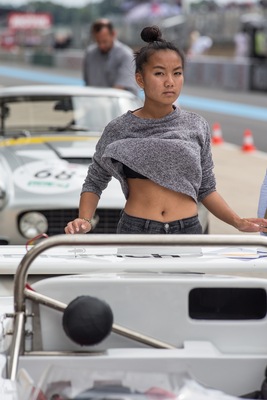 Bild Der Wind, der Wind, das liebliche Kind - Le Mans Classic 2014 - zu den Mechanikern gehört sie wohl nicht