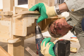 Der Zusammenbau - Holzmodell eines Alvis TF 21, hergestellt von Werner Haas für die Sonderschau "Meisterwerke des Hermann Graber" im Pantheon Basel