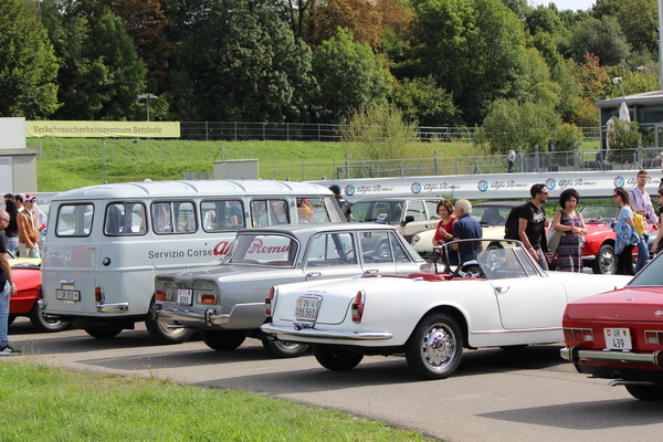 Der Zuschauerparkplatz bot interessante und seltene Anblicke – Passione Alfa Romeo Hinwil 2018