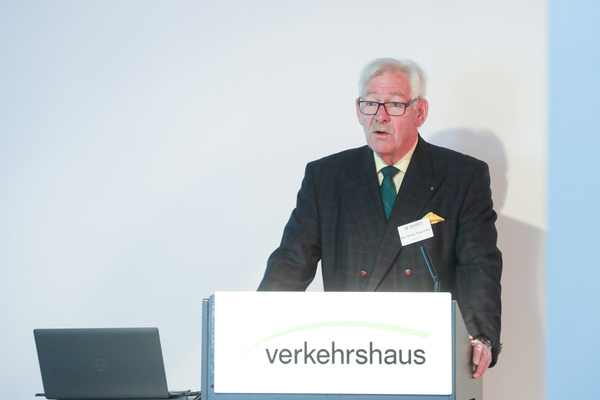 Bild: Der abtretende Präsident Bernhard Taeschler führt durch den Anlass - SHVF-Delegiertenversammlung am 27. April 2024