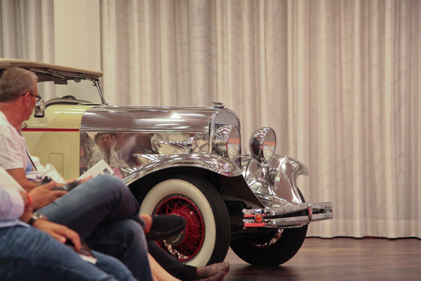 The oldest car, a Chrysler Series 77 Roadster from 1930, arrives - Auction of the classic car gallery at the Dolder Grand Hotel 2017