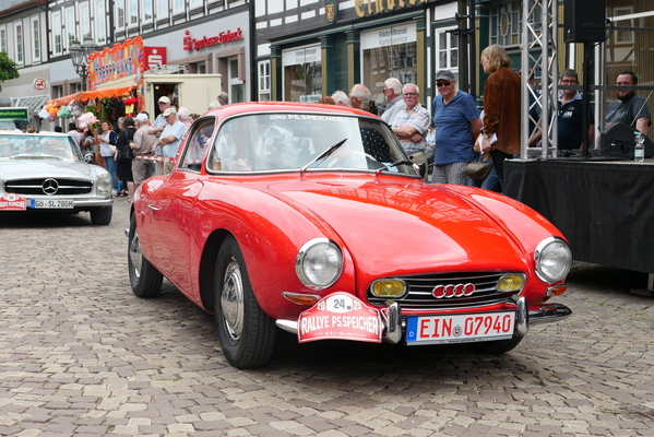 Der äusserst seltene DKW Monza, eines der ersten Pkw mit Kunststoffkarosse, bei der Zieleinfahrt in Einbeck – Einbecker Oldtimertage 2025