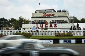 Der alte Control Tower wieder im alten Glanze - Goodwood Revival 2014