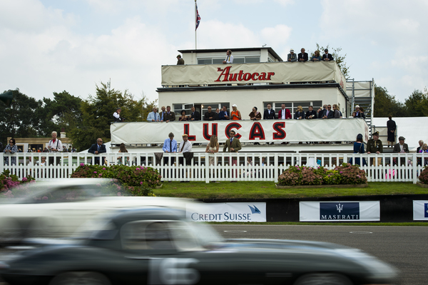 Der alte Control Tower wieder im alten Glanze - Goodwood Revival 2014