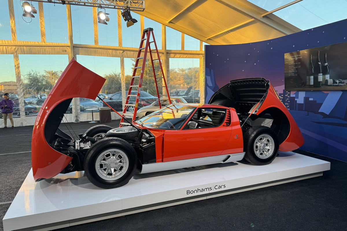 Der aufwändig restaurierte Lamborghini Miura P400 von 1967 kam nicht über USD 1,8 Millionen und blieb unverkauft - Bonhams Scottsdale Versteigerung 2025