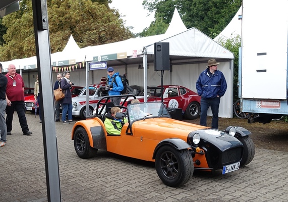 Der bereits erwähnte Caterham auf dem Weg zu Piste – Classic Days 2025
