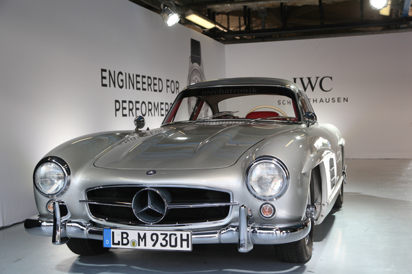 Der berühmte Mercedes-Benz 300 SL wirbt für die Uhrenfirma IWC - Passione Caracciola 2017