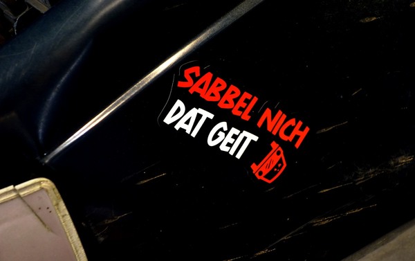 Der berühmte Satz von Meister Röhrich als Motivation auf dem Kotflügel