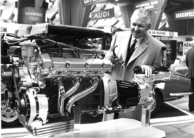 Der ehemalige Bergkönig Willy-Peter Daetwyler bewundert den Motor des Fiat Dino - Genfer Autosalon 1967