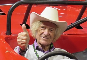 Der ehemalige Rennfahrer Arturo Merzario wird ein Fahrzeug der Abarth Möll Collection fahren Der ehemalige Rennfahrer Arturo Merzario wird ein Fahrzeug der Abarth Möll Collection fahren