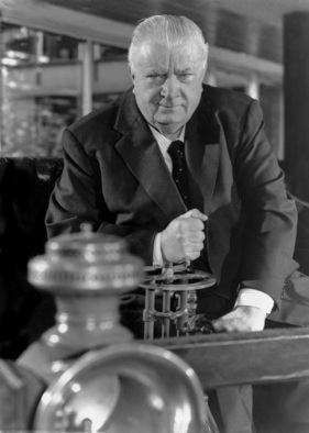 Der ehemalige Rennleiter Alfred Neubauer im Museum der Daimler-Benz AG in Stuttgart-Untertürkheim