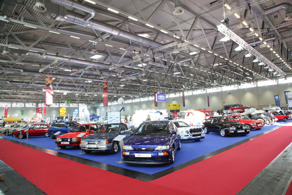 Bild Der eindrückliche Ford-Stand mit Club- und Museums-Fahrzeugen - Retro Classics Cologne 2018