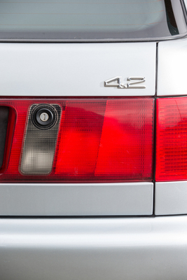 Der einzige Hinweis auf die Maschine unter der Haube – Audi S6 quattro (1996)