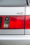 Der einzige Hinweis auf die Maschine unter der Haube – Audi S6 quattro (1996)
