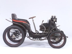 Der erste Fronttriebler von Gräf, 1898. Form follows function – nicht alt, einfach perfekt. Der erste Fronttriebler von Gräf, 1898. Form follows function – nicht alt, einfach perfekt.