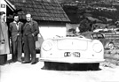 Der erste Porsche 356, zugelassen am 8. Juni 1948. Dieses Foto wird oft so zugeschnitten, das Erwin Komenda (links) fehlt und nur Ferry und Ferdinand Porsche zu sehen sind
