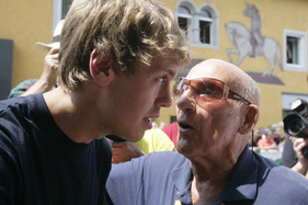 Der ewige Vize-Weltmeister Stirling Moss mit dem jungen 2 fachen Weltmeister Sebastian Vettel