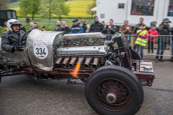 Bild Der feuerspeiende Rolls-Royce-Motor im Gaggenau
