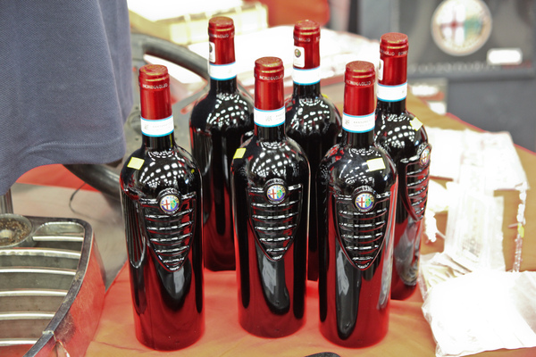 Der ganz besondere Wein - mit Alfa-Romeo-Kühler und Logo - OTM Fribourg 2015