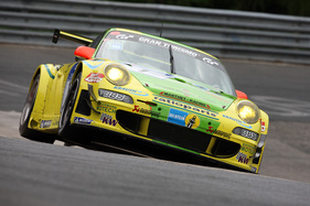 Der gelb-grüne Manthey-Porsche wird zum Dauersieger beim 24-Stunden-Rennen auf dem Nürburgring