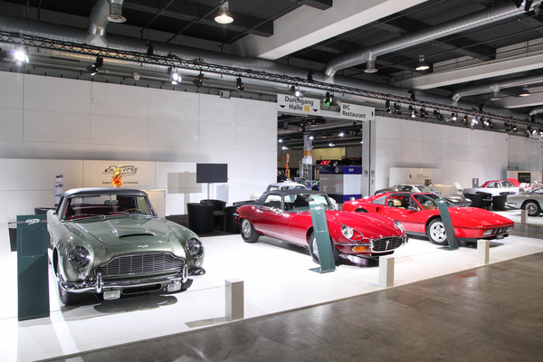Der gut assortierte Stand der Emil Frey Classics - Auto Zürich 2021