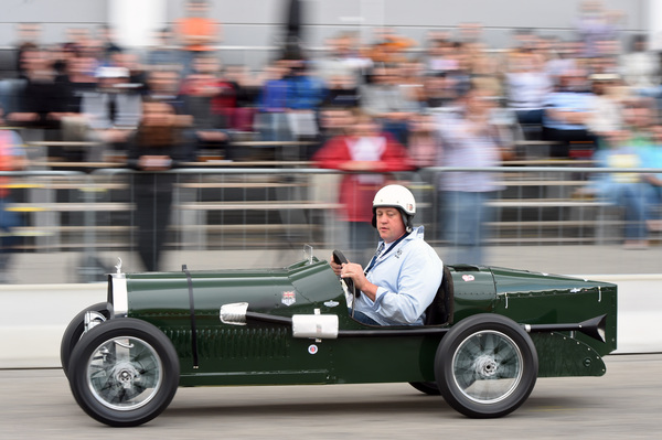 Der gute Mann hat kaum Platz im kleinen Auto - Klassikwelt Bodensee 2016