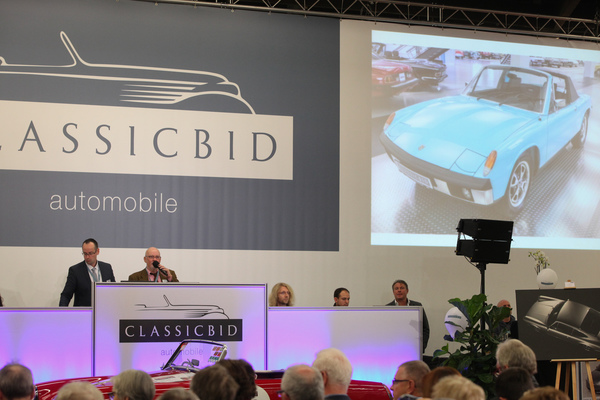 Der hellblaue VW-Porsche 914 kommt bei ClassicBid unter den Hammer - Retro Classics Bavaria 2017 in Nürnberg