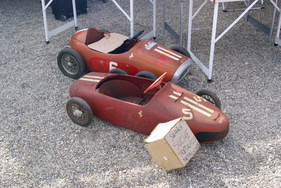 Der hintere Ferrari war am Samstagmittag bereits verkauft. Der vordere wartete noch auf einen Liebhaber – Veterama Mannheim 2022 Der hintere Ferrari war am Samstagmittag bereits verkauft. Der vordere wartete noch auf einen Liebhaber – Veterama Mannheim 2022