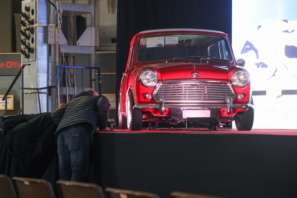 Der hoch parkierte Mini erlaubt eine einwandfreie Inspektion - "Gstaad Classic Car Auction" der Oldtimer Galerie Toffen am 29 Dezember 2023