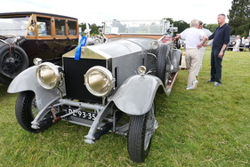 Der holländische Besitzer dieses 40:50 HP mit dem weißen T-Shirt und der hellen Hose ist auf mehr als eine Schleife aus