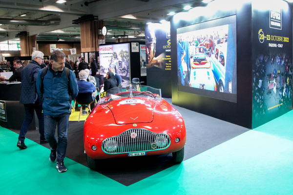 Der hübsche italienische Sportwagen wirbt für die nächste Auto e Moto d'Epoca - Rétromobile Paris 2022