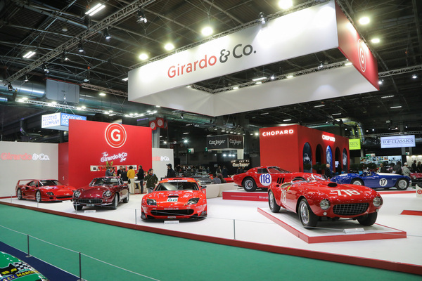 Bild Der in Rot-Weiss gehaltene Stand von Girardo & Co - Rétromobile Paris 2024