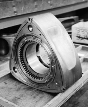 Der intern geschmierte und gekühlte Daimler-Benz-Rotor trug ein Zahnrad, das exzentrisch um ein kleineres feststehendes Zahnrad kreiste