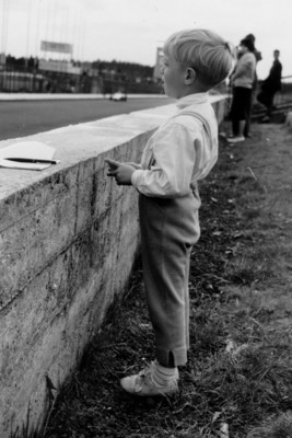 Der junge Karl Günter Peters im Jahr 1960 am Streckenrand des Nürburgrings