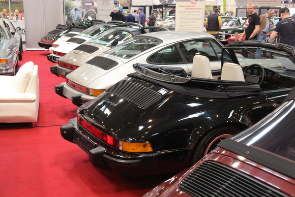 Der kaufbereite Besucher konnte aus einem breiten Elfer-Angebot aussuchen - Techno Classica 2015