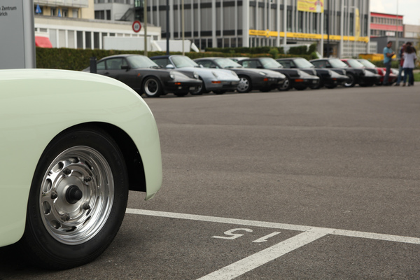 Der klassische Porsche 356 und seine Nachfolger (im Hintergrund) - Porsche-Center Schlieren Service & Classic Day 2015