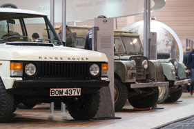 Der klassische Range Rover neben Arbeitstieren von Land Rover - gesehen an der Techno Classica 2016