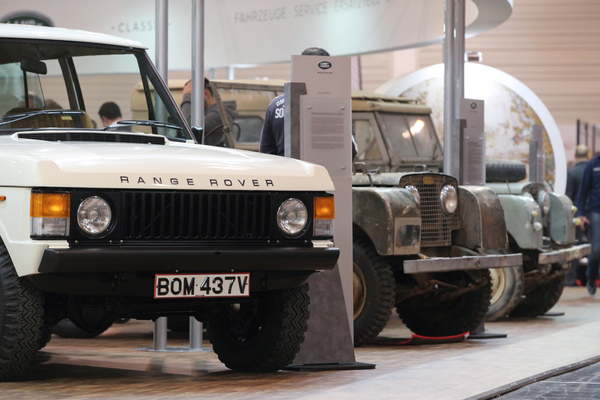 Der klassische Range Rover neben Arbeitstieren von Land Rover - gesehen an der Techno Classica 2016