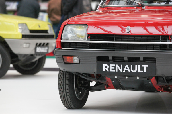 Der kleine Freund (Renault R5) in Rot und Gelb - Rétromobile Paris 2022