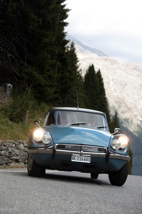 Der komfortable Citroën DS lässt sich auch von engen Bergstrasse, wie sie bei Oldtimer-Kulturreisen vorkommen können, nicht beirren (1966)