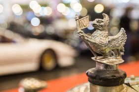 Der krakeelende Greif als Kühlerfigur auf einem Vauxhall – Techno Classica 2024