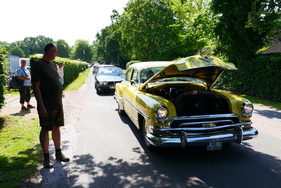 Der lange Stau an der Zufahrt sorgte für hohe Temperaturen. Dieser Chrysler fuhr die letzten Meter mit offener Motorhaube. – Bockhorner Oldtimermarkt 2025