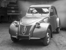 Der legendäre 2CV trug auch in Deutschland massgeblich zum Citroën-Erfolg bei Der legendäre 2CV trug auch in Deutschland massgeblich zum Citroën-Erfolg bei