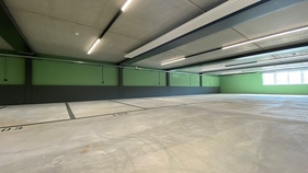 Der mehrgeschossige Minergiebau wurden nach modernsten architektonischen Grundsätzen gebaut - Kompetenzzentrum Fahreinheit in Grüningen