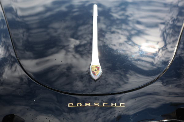 Der mit Wolken struktuierte Himmel spiegelt sich im Porsche 356 A - Dolder Classics Mai 2017